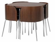 Prostorově úsporné řešení nabízí sestava Fusion (stůl + 4 židle) z mořené lakované borovice a pochromované oceli, cena 6 990 Kč, IKEA
