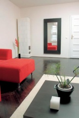 Původní kachlová kamna úhledně dotvářejí moderní interiér