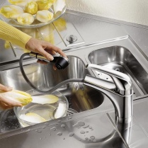 Otočné rameno a vysouvací dvoufunkční sprchu má dřezová baterie Ceravie, cena v chromu bez DPH 8 116 Kč, IDEAL STANDARD