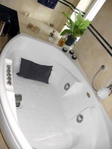 Prostorná vana s hydromasážními tryskami je vhodná i pro koupel ve dvou
