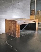 Neviditelný klozet SmartBench je vybaven mechanismem pomalého zavírání a systémem odvodu pachů Pur Air. Cena (bez DPH) 80 430 Kč