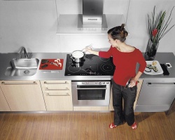 Komínová digestoř z nerezu se skleněným štítem má kromě tří stupňů výkonu také intenzivní stupeň sání. Cena je 24 455 Kč. (Siemens)