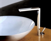 Geometrická přesnost a technická dokonalost zdobí umyvadlovou stojánkovou baterii Waterblade (RITMONIO). Cena 15 930 Kč, KOUPELNY VINOHRADSKÁ