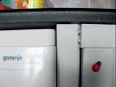 Pračka při těsném kontaktu vyviklá spojovací prvky linky