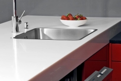 Detail dřezu zafrézovaného do roviny s pracovní deskou z materiálu Corian