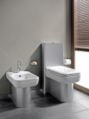 Stojací klozet Mod 6 990 Kč, hliníková nádrž 16 990 Kč, hliníkový kryt sifonu klozetu a bidetu 2 990 Kč/ks, stojací bidet 7 990 Kč