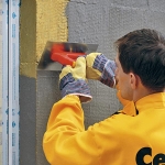 Nanášení stěrkové hmoty s postupným vkládáním armovací tkaniny (HENKEL)