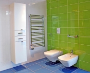 Závěsný klozet a bidet Sentique, cena (obojí) 12 570 Kč, obklad Felicity  (25 x 40 cm) 1 024 Kč/m2, dlažba (40 x 40 cm) 1 299 Kč/m2