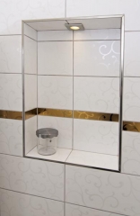 Dobrým nápadem bylo vyzdění výklenku na odkládání potřeb při sprchování