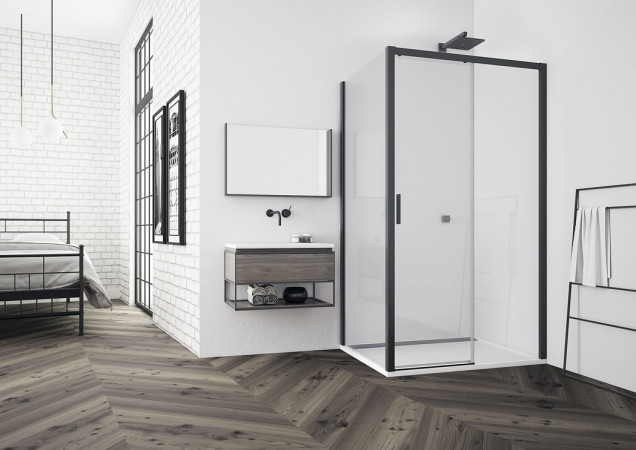Černá je prostě nepřekonatelná. Na letošním mezinárodním veletrhu ISH ve Frankfurtu nad Mohanem společnost SanSwiss představila novou modelovou řadu New Line s efektními černými rámy a praktickým posuvným otevíráním dveří (SANSWISS)