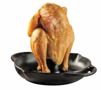 Litinová nádoba pro vertikální pečení Noir (STAUB) je vhodná zejména pro pečení drůbeže, Ø 24 cm, cena 3 518 Kč, KULINA
