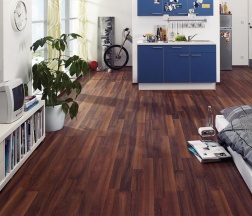 Haro Tritty je laminátová podlaha s dekorem ořech Komfort, provedení dvojlamela s matným povrchem, zámkový spoj Lock Connect, cena 475 Kč za metr čtvereční, SORTIM PRAHA