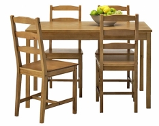 Klasický styl představuje sestava Jakkmokk (stůl + 4 židle) z mořené a lakované borovice, cena 2 690 Kč, IKEA