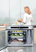 Volně stojící parní trouba DG 1050 (Miele), nerezový vnitřní prostor, přesná elektroregulace teploty, příkon 2 300 W, cena 34 990 Kč, MIELE