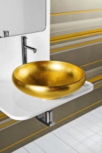 Značka TENDA DORICA nabízí keramická umyvadla z kolekce Plate v různých barvách včetně módní zlaté, cena 13 900 Kč, IL BAGNO