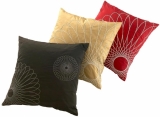 Polštáře Spirograph (Ligne Roset), 50 x 50 cm, polyester, potah 100% hedvábí s výšivkou, cena potahu 1 080 Kč, cena polštářku 380 Kč, LIGNE ROSET