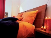 Prvním kusem nábytku, který si Zuzka vybrala, byla postel. Svíčky na nočním stolku prozrazují, že má ráda intimní i romantickou atmosféru