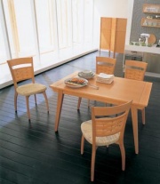 V provedení světlý buk a kukuřičný výplet jsou klasicky tvarované židle Melrose (CALLIGARIS), cena 6 378 Kč, AMBER INTERIER
