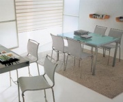 Z lehké hliníkové konstrukce a stříbrné tkaniny jsou zhotoveny židle Air (CALLIGARIS), cena 3 791 Kč, AMBER INTERIER