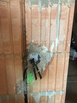 Do připravených vyfrézovaných drážek se prováděla instalace krabiček na zásuvky a vypínače, kabeláž a propojení eketrosnímačů v okenních výplních otvorů dodaných firmou ABB. (Zdroj: Wienerberger)