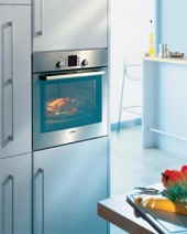 Trouba HBN380650 (BOSCH) má objem 58 l, integrovanou inteligentní kuchařku, řízení dialogovou elektronikou, samočisticí funkci ecoClean, cena 42 990 Kč, BSH - DOMÁCÍ SPOTŘEBIČE