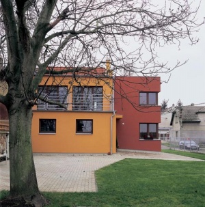 Schodiště přivádí návštěvníka do hostinského pokoje