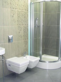 Sprchová zástěna Jette Joop 1002 (HÜPPE) 40 877 Kč, závěsné WC 2nd Floor (DURAVIT) 15 202 Kč, bidet 11 454 Kč, obkládačky Philosophy (MARCA CORONA), 25 x 40 cm, 1 027 Kč/metr čtvereční, dekor 389 Kč/ks
