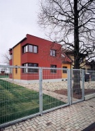  Prosklený obývací pokoj v přízemí pomáhá prohřívat krb 