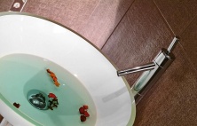Umyvadlová baterie s automatickou výpustí v chromovém provedení. Cena 4 425 Kč, SAPHO
