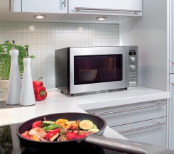 Mikrovlnná trouba volně stojící s možností vestavby, objem 26 l, integrovaný gril Quartz, elektronické řízení se snadným ovládáním, nerezový vnitřní prostor s osvětlením, průměr talíře 32 cm, výkon mikrovln 900 W, max. výkon grilu 800 W, cena 14 990 Kč, MIELE