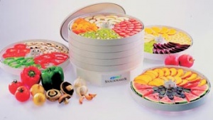 Sušička FD-500 Snackmaker (EZIDRI) se dodává v základní sestavě s 5 sušicími síty, 1 fóliovou miskou a síťkou na bylinky. Tento typ se dá rozšířit až do kapacity patnácti sít a pak v něm lze usušit až 7,5 kg čerstvého ovoce najednou. Cena základního modelu 4 900 Kč, ABLE ELECTRIC