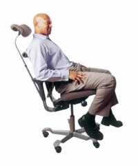 Pracovní židle Hag H05 5500, design Peter Opsvik pro firmu Hag, s podhlavníkem a područkami SwingBack, vlněný potah marathon, celková cena 29 211 Kč, PRAGONOR