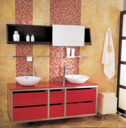 Skleněná červená mozaika vnáší do koupelny vášeň a dynamiku. Série Mosaica vitreo (PORCELANOSA), mozaika 2,3 x 2,3 cm, cena 9 765 Kč/metr čtvereční, BATHMEN