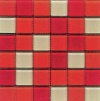 Skleněná červená mozaika vnáší do koupelny vášeň a dynamiku. Série Mosaica vitreo (PORCELANOSA), mozaika 2,3 x 2,3 cm, cena 9 765 Kč/metr čtvereční, BATHMEN