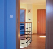 Průhled z ložnice přes halu do podkrovní koupelny