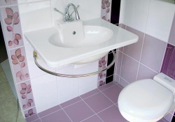 Z kolekce Piano design je umyvadlo za 17 720 Kč, závěsné WC za 25 403 Kč, WC sedátko, 8 519 Kč, umyvadlová baterie Absolute, 12 790 Kč
