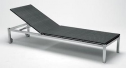 Lehátko Vigo z lehkého hliníku minimalistického tvaru spolu s výpletem hularo je designový skvost. Cena 25 800 Kč (Gloster)