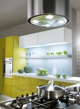 Světlo dopadající ze skleněného prosvětleného dna horních skříněk (kuchyň Lux, HOME CUCINE) je kombinováno se světlem z prosvětlené police, varnou desku osvětlují halogeny z odsavače par, ITALIA INTERIOR - DESIGN