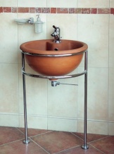 Z kompozitního materiálu je umyvadlo Conca composizione 2 (GRUPPO TRES), cena 25 600 Kč, baterie Axor Carlton (GROHE), cena 14 857 Kč, obklad Terac (24 x 46 cm), cena 899 Kč/metr čtvereční