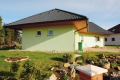 Rozšířená garáž vybíhá k severozápadu a je prosvětlena malými okénky. Umožnila zvětšení prostoru ložnice, která má díky střešním oknům s jihozápadní orientací záplavu odpoledního slunce