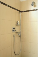 Sprchovací souprava Citterio (HANSGROHE) stála 46 827 Kč, nerezové doplňky Liaison (EMCO)  jsou za 4 041 Kč/ks