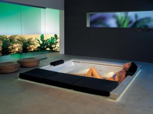Welness vana Seaside (TEUCO) s napouštěním vodopádem, design Talloci Design, cena od 323 680 Kč, JANOUŠEK