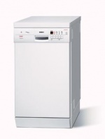 Myčka SRS45 (BOSCH) má šířku 45 cm, 4 programy, aqua-senzor, regenerační elektroniku, funkci Aqua-stop, elektronickou časovou předvolbu 1-19 hod., elektronický ukazatel zbytkového času, dětskou pojistku, cena 18 120 Kč, BSH - DOMÁCÍ SPOTŘEBIČE
