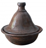 K dušení ve vlastní šťávě buď v troubě, nebo na roštu nad ohněm se používají africké nádoby tádžiny. Cena (podle velikosti) od 900 Kč, LUISA GEISSLEROVÁ