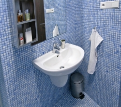 Zařizovací předměty zvolili majitelé od značky IDEAL STANDARD, doplňky jsou z IKEA