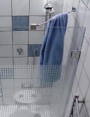 Sprchový kout Glassline Matrix s potiskem na skleněných stěnách má minimalistický tvar závěsů a úchytů, cena (podle velikosti a vybavení) od 16 240 Kč, RAVAK