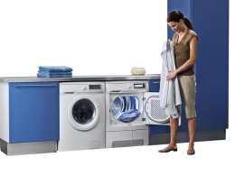 Kondenzační sušička Iron Aid EDI 96150 (Electrolux), energetická třída C, napařovací funkce odstraňující záhyby a překlady na prádle, program pro vlnu a hedvábí, cena 28 990 Kč, ELECTROLUX