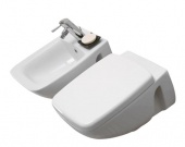 Závěsný klozet a bidet jednoduchých geometrických tvarů s jemným zaoblením jsou oblíbené i díky snadné montáži a údržbě