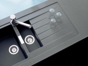 Dřez Schock Primus D-150 Titanium (SCHOCK) stojí 14 551 Kč bez DPH, baterie Sinus 562.000 v chromovém provedení 9 420 Kč bez DPH, SUITE