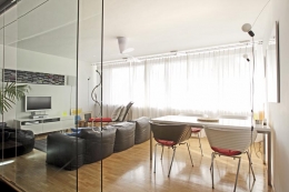 Interiér bytu architektky Daniely Polubědové je přívětivý a zároveň lehce bláznivý a zábavný